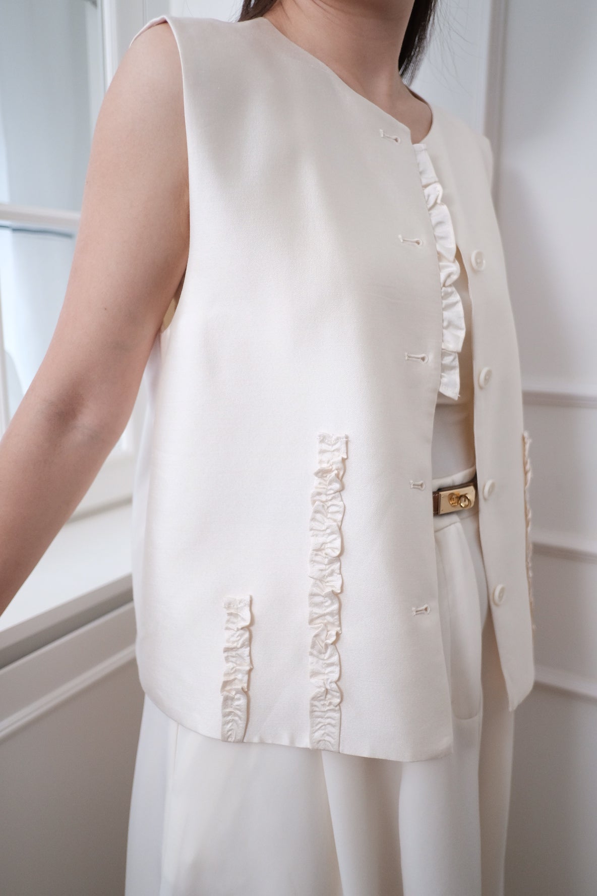【LE ZANS BRAND COLLECTION】 Cream Ruffle Frog Button Vest (silk wool blend)[T0284]