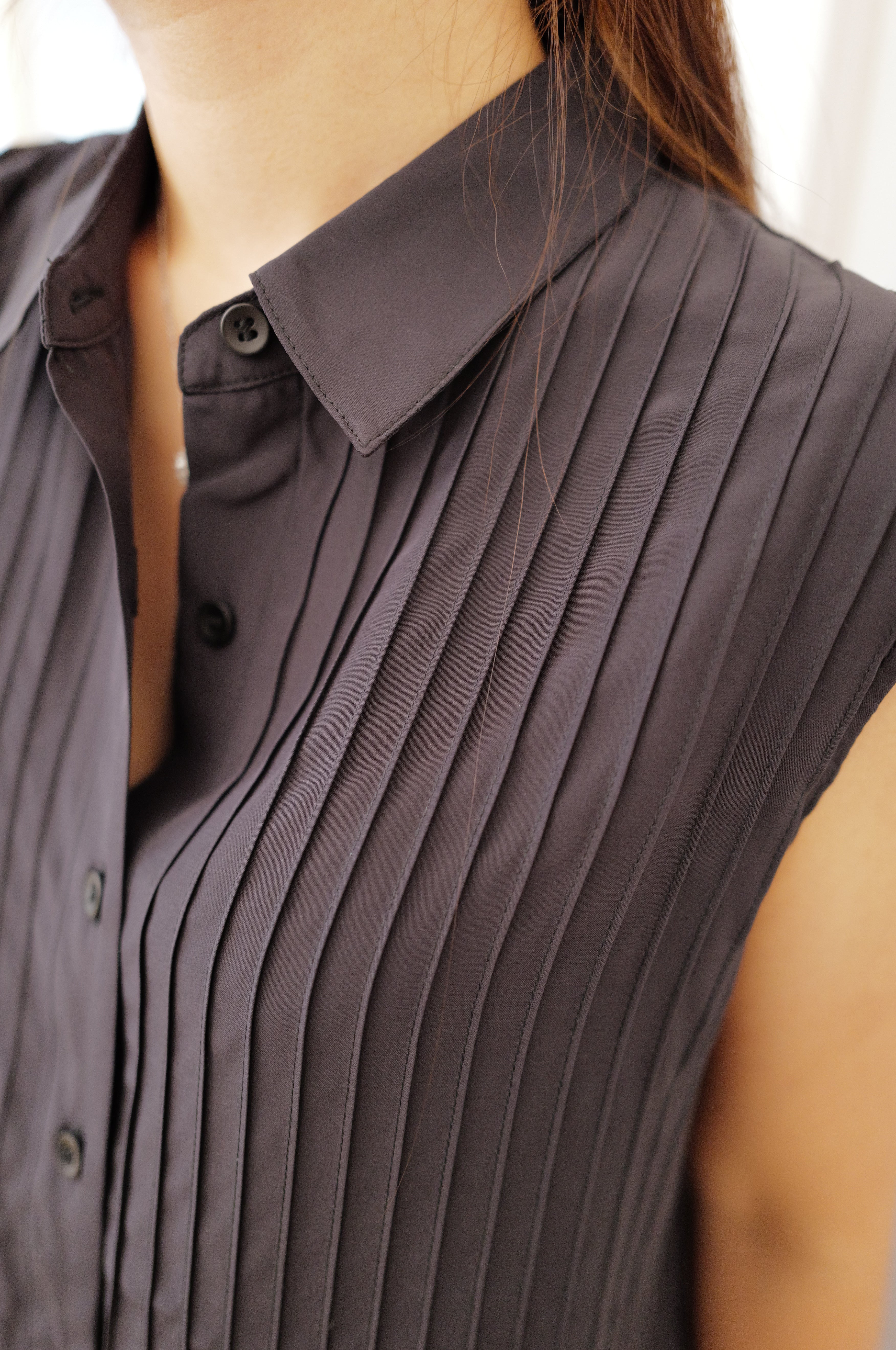 【LE ZANS BRAND COLLECTION】Chic Charcoal Accordion Pleated Sleeveless Shirt (100% silk) [T0300]