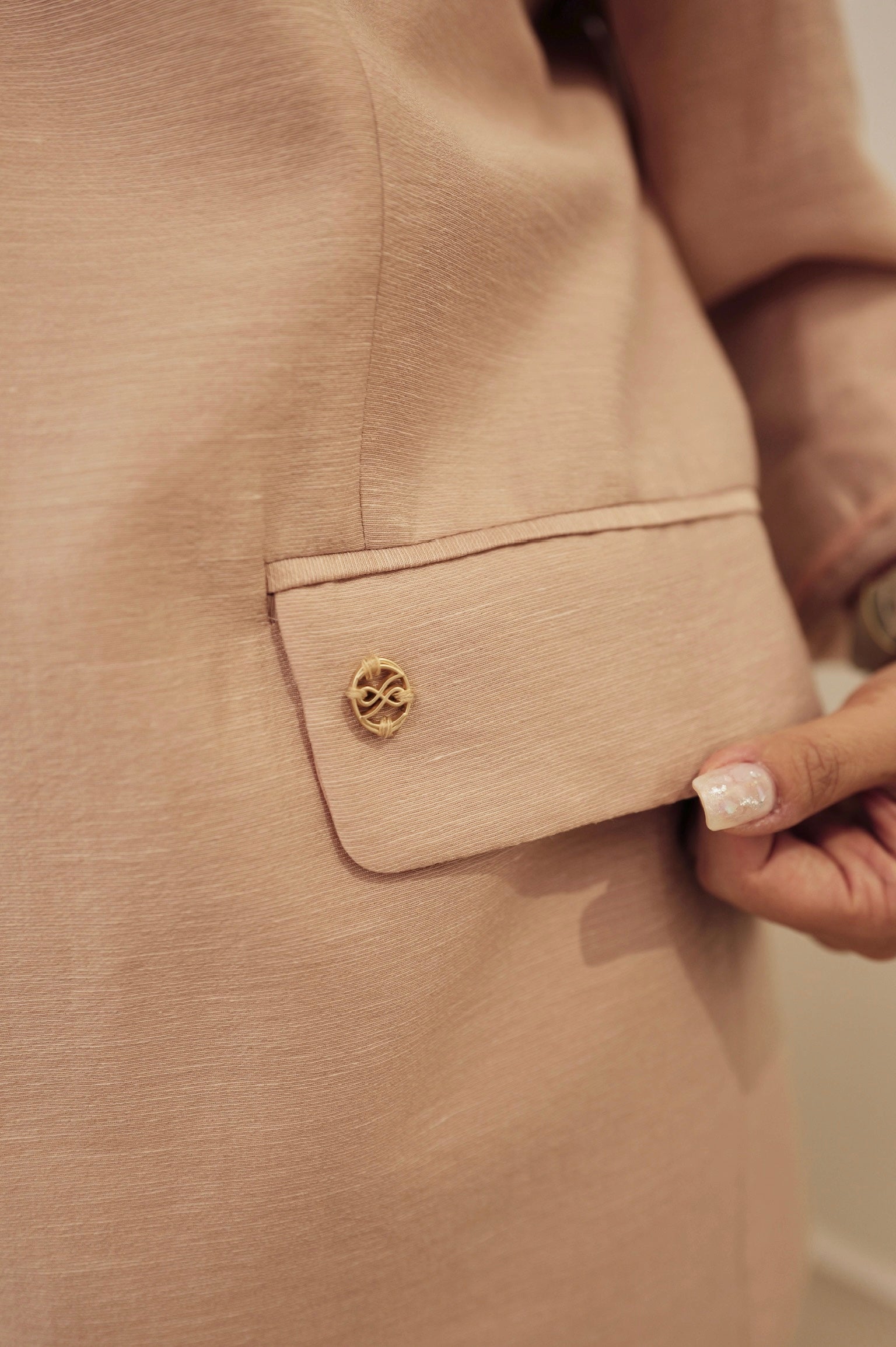 【LE ZANS BRAND COLLECTION】Blazer with Rolled Sleeves (20% Acetate, 57% Lyocell, 17% Rayon, 6% Linen) [J0138]