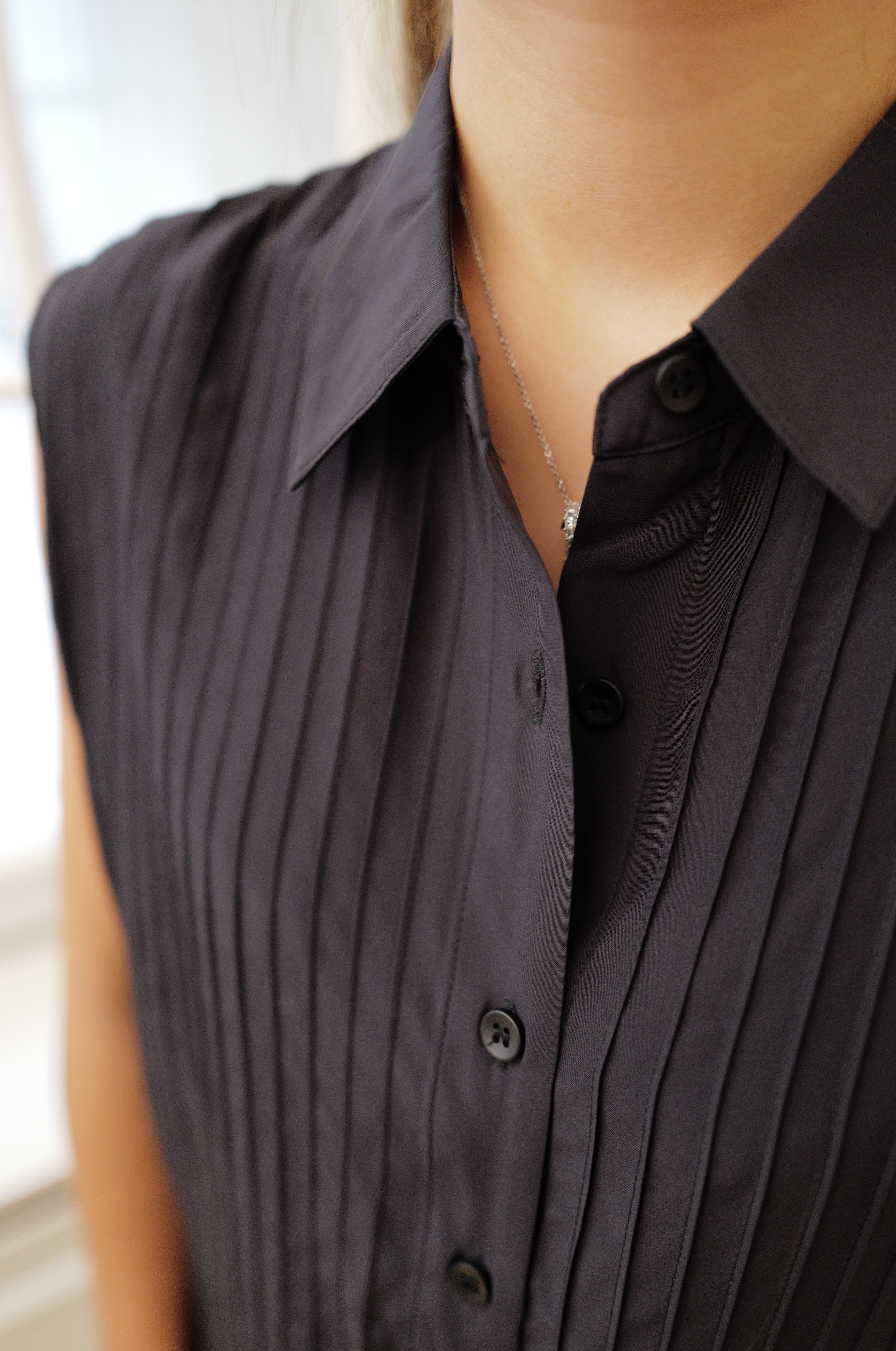 【LE ZANS BRAND COLLECTION】Chic Charcoal Accordion Pleated Sleeveless Shirt (100% silk) [T0300]