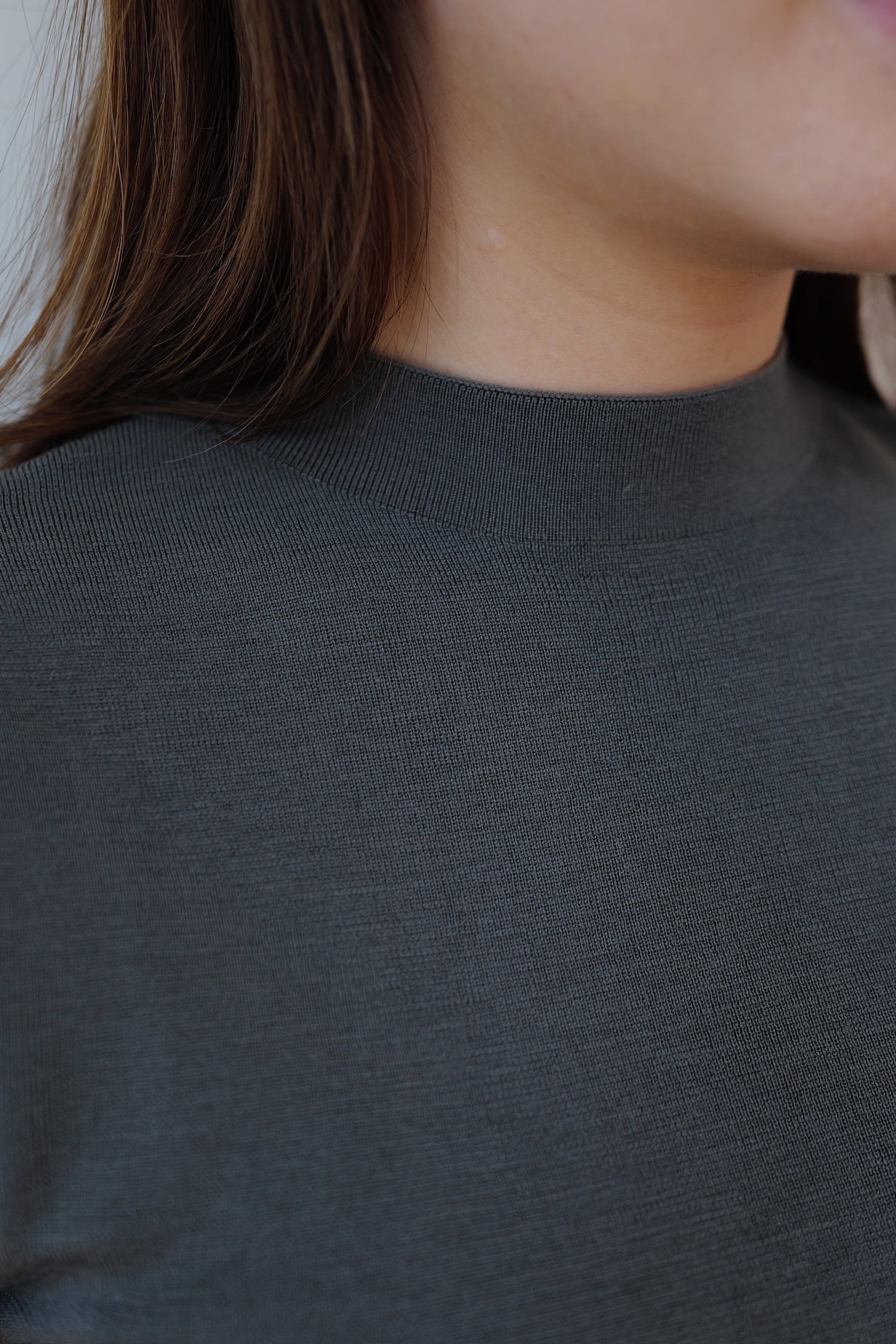 【LE ZANS PRIVÉ】Minimalist Mock-Neck Fine Knit Short-Sleeve Top (100%頂級德國揚子紗) [T0309]