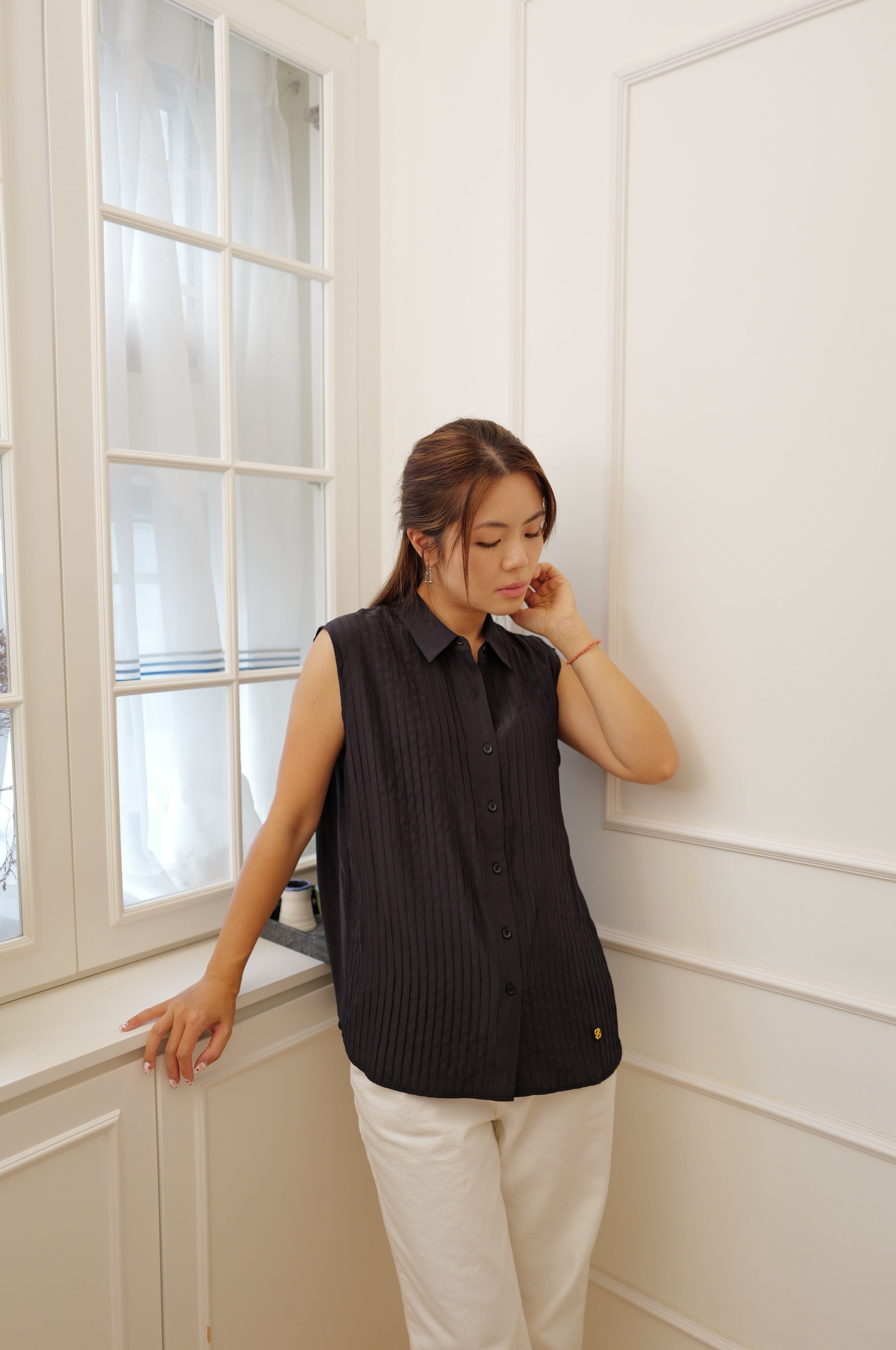 【LE ZANS BRAND COLLECTION】Chic Charcoal Accordion Pleated Sleeveless Shirt (100% silk) [T0300]