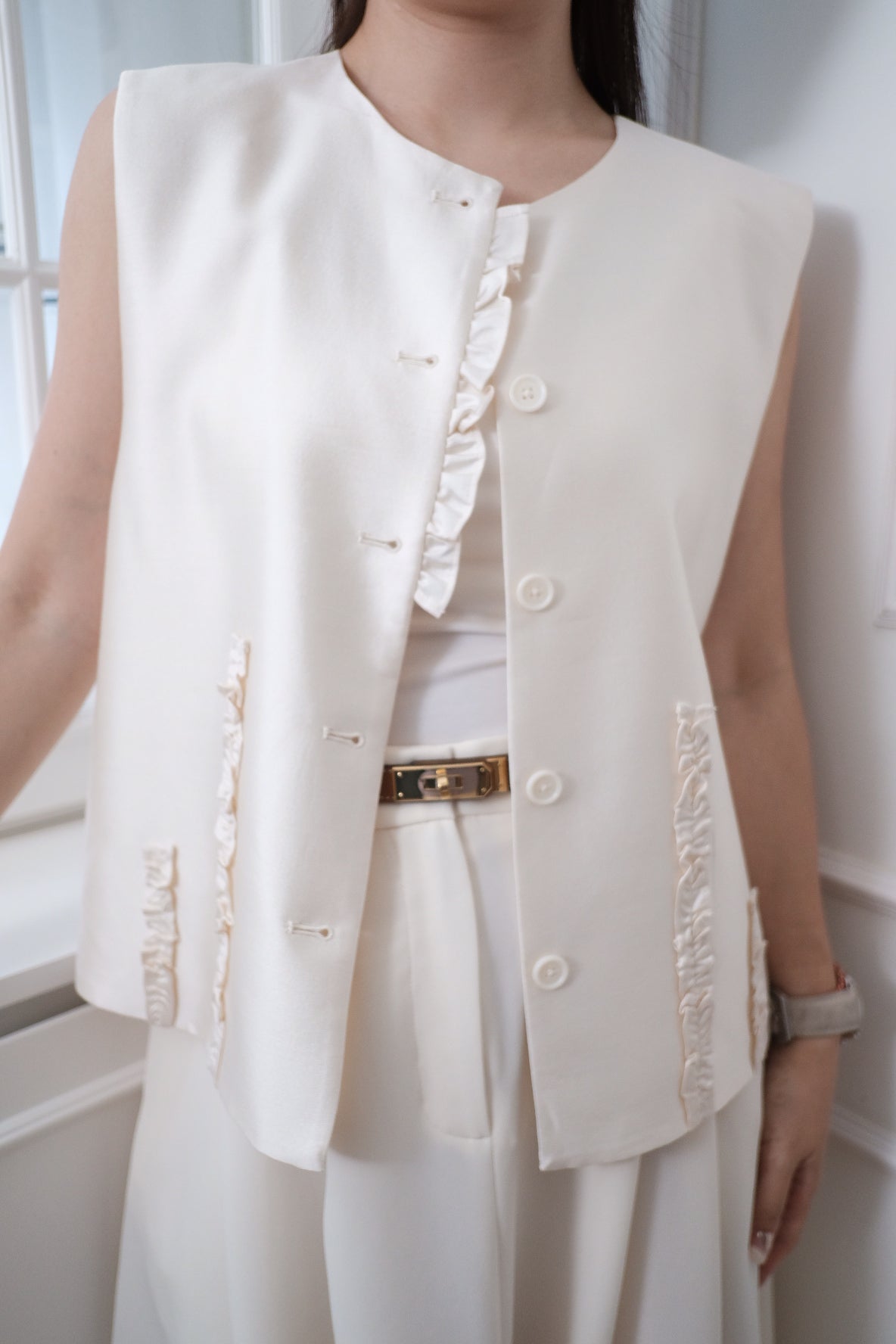 【LE ZANS BRAND COLLECTION】 Cream Ruffle Frog Button Vest (silk wool blend)[T0284]