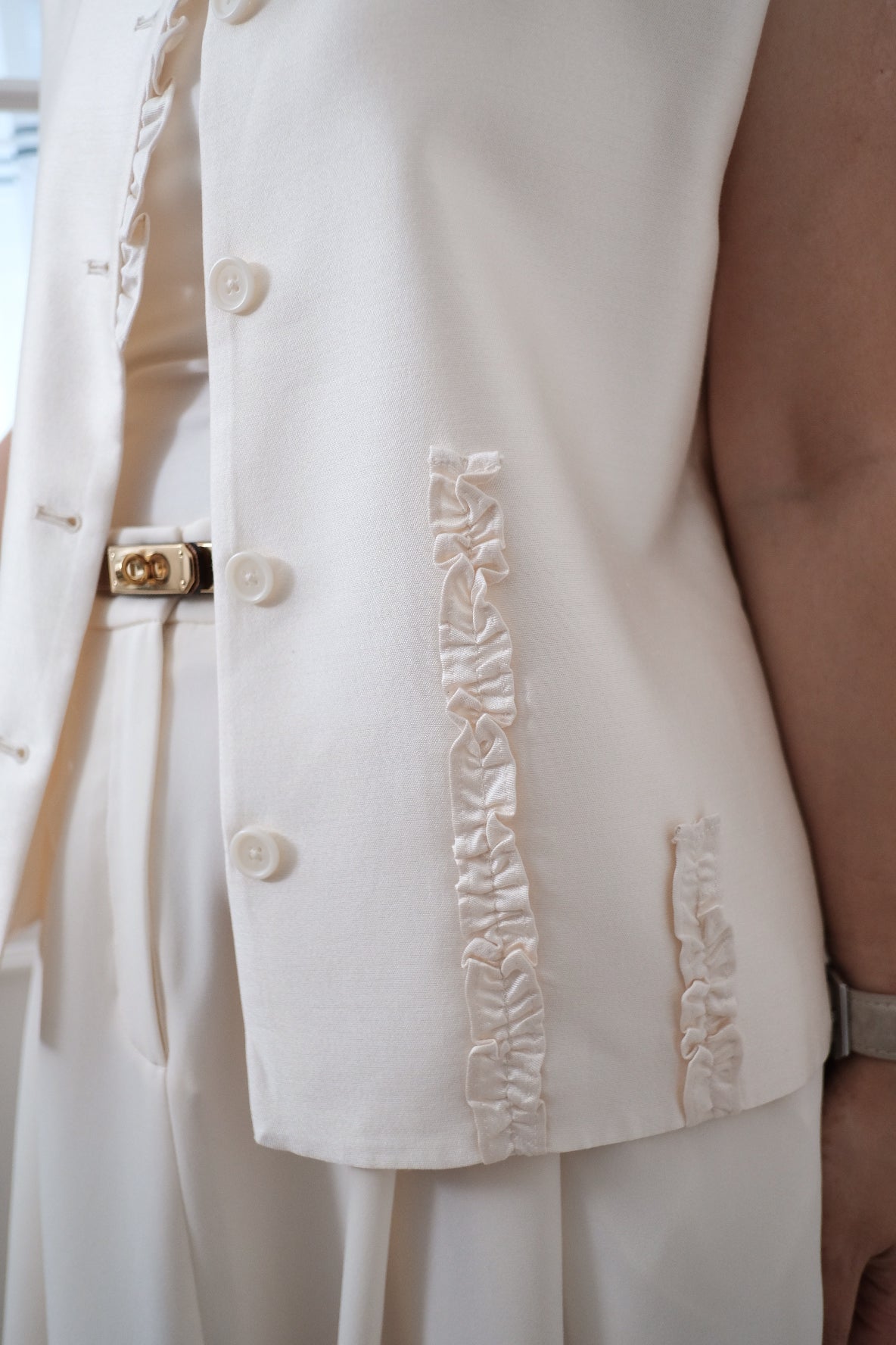 【LE ZANS BRAND COLLECTION】 Cream Ruffle Frog Button Vest (silk wool blend)[T0284]
