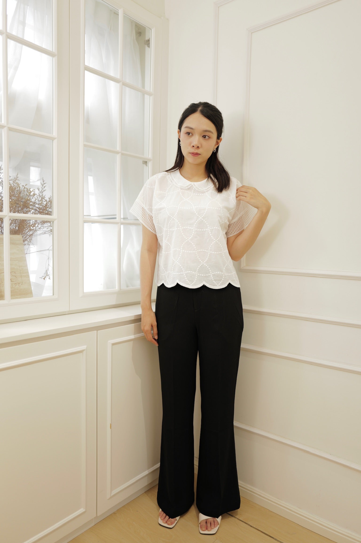 Scalloped Hem Eyelet Lace Blouse [T0267]