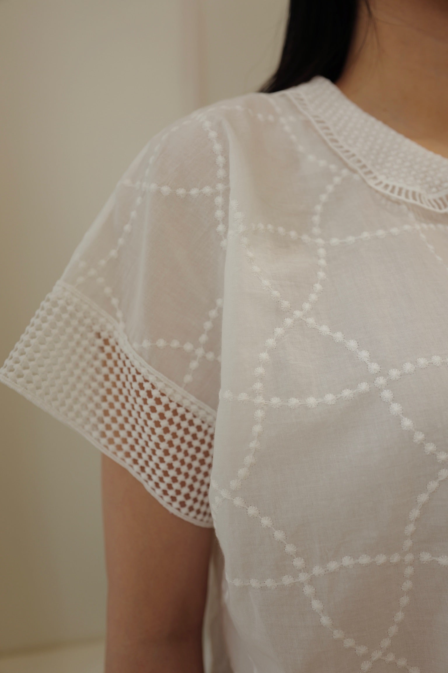 Scalloped Hem Eyelet Lace Blouse [T0267]